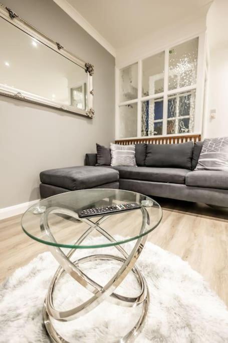 Executive Apartments Free On-Site Parking, 2 En-Suites, Sleeps 4, Swindon Eksteriør billede