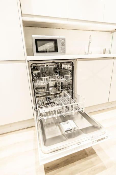 Executive Apartments Free On-Site Parking, 2 En-Suites, Sleeps 4, Swindon Eksteriør billede